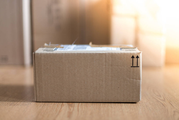 Cardboard box shipping concept: brown parcel - Foto, Imagen