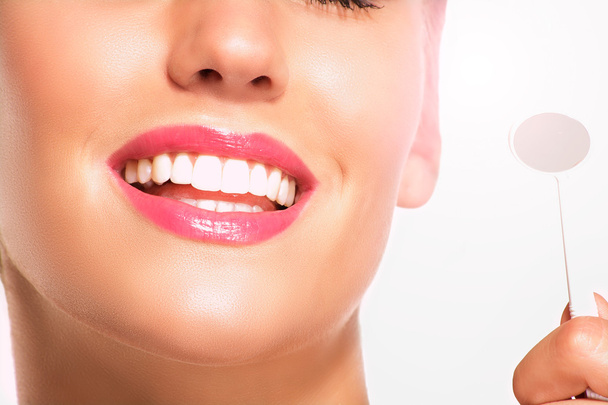 Nahaufnahme einer lächelnden Frau mit perfekt weißen Zähnen - Foto, Bild