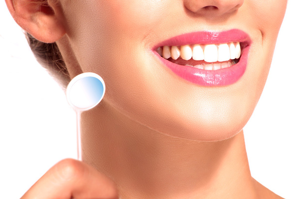 Gros plan de femme souriante avec des dents blanches parfaites
 - Photo, image