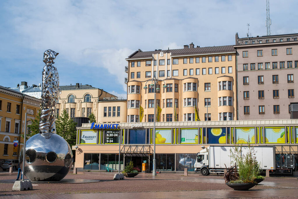Mémorial national à la guerre d'hiver sur la place Kasarmi dans le centre-ville d'Helsinki par une journée ensoleillée d'été. Epicerie S Market et Hôtel Lilla Roberts sur le fond - Photo, image