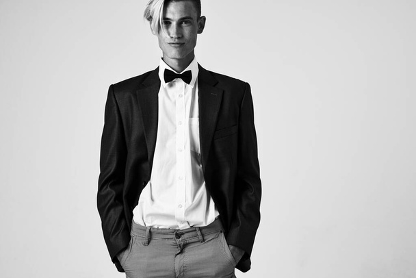 чоловік в чорній куртці краватка мода сучасний стиль позує
 - Фото, зображення