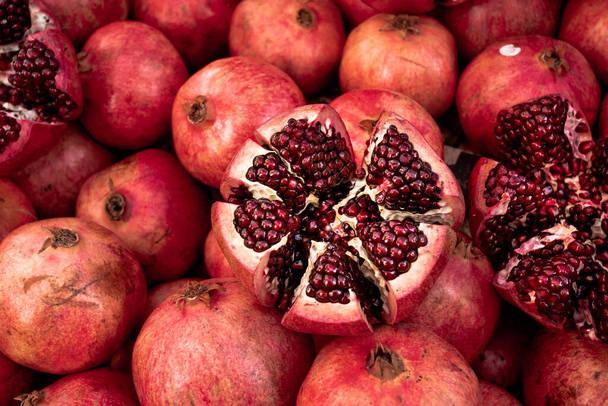 pomegranate fruit on the market - Foto, Bild