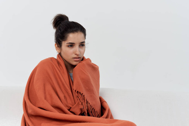 женщина прячется с одеялом дома на диване, чувствуя себя нездоровым холодно - Фото, изображение