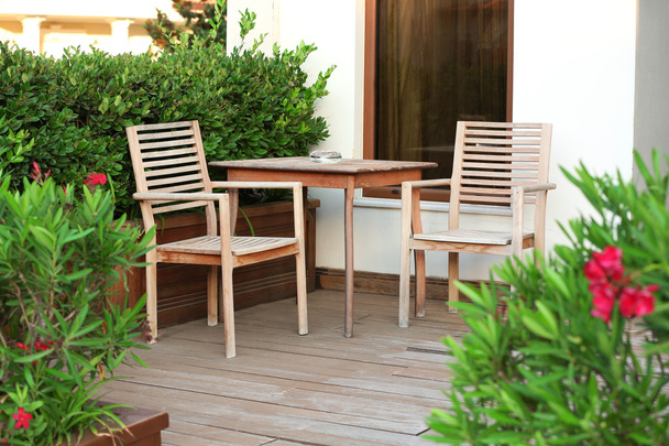 Kafe teras masa ve sandalyeler ile sokak görünümü - Fotoğraf, Görsel
