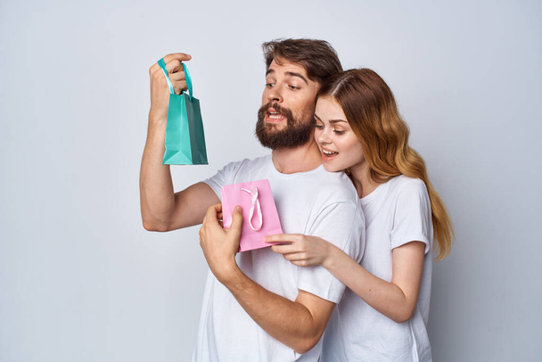 γυναίκα αγκαλιάζει τον άνδρα δώρα διακοπές ψώνια διασκέδαση - Φωτογραφία, εικόνα