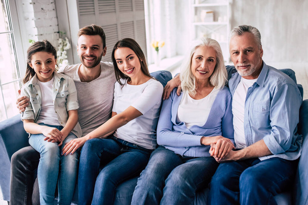 Щаслива сім'я сидить на дивані
 - Фото, зображення