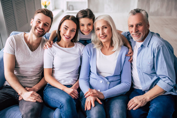 Die glückliche Mehrgenerationenfamilie auf dem Sofa - Foto, Bild