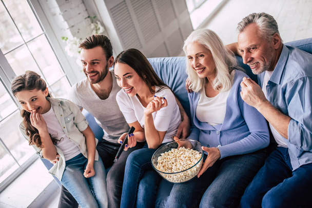 Щаслива сім'я мульти-покоління дивиться телевізор
 - Фото, зображення