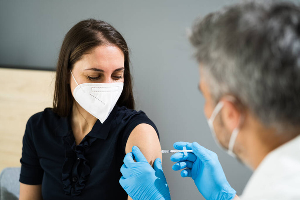 Covid Vaccine Injection By Doctor In Face Mask - Zdjęcie, obraz