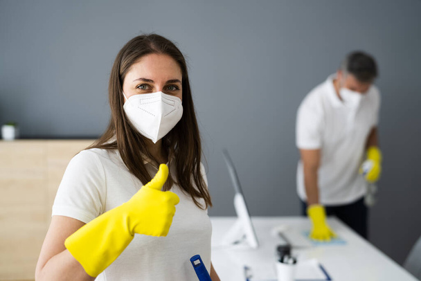 Cleaning Service Janitor Near Desk In Covid Face Mask - Foto, Imagem