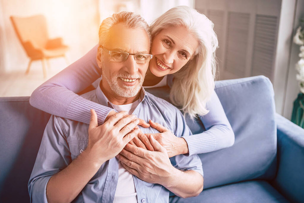 Счастливый пожилой мужчина и женщина обнимаются - Фото, изображение