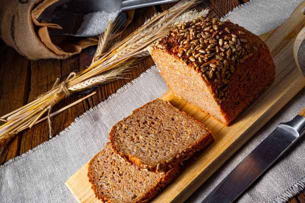 Moist wholemeal bread, crushed or ground whole grain - Fotoğraf, Görsel