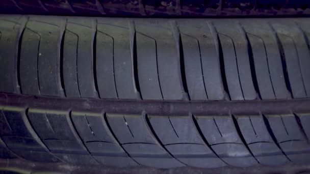 Vertikale Schale aus abgenutzten Reifen, keine Marken sichtbar - Filmmaterial, Video