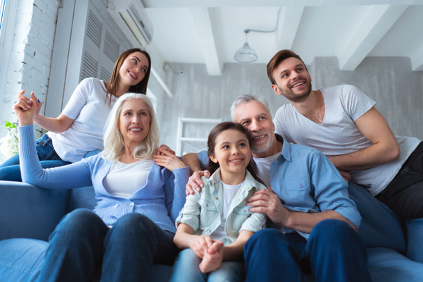 Щаслива сім'я сидить на дивані
 - Фото, зображення