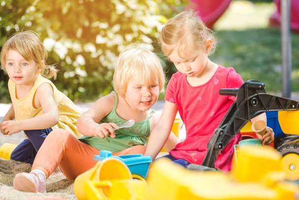 enfants jouant avec leurs jouets dans le parc - Photo, image