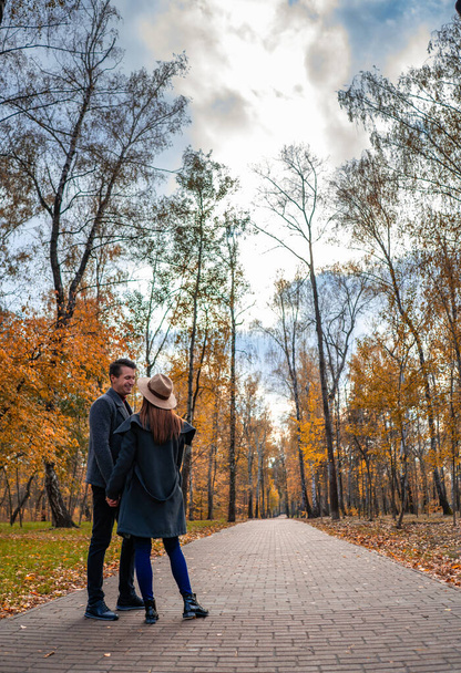 O homem e a mulher de pé no parque de outono - Foto, Imagem