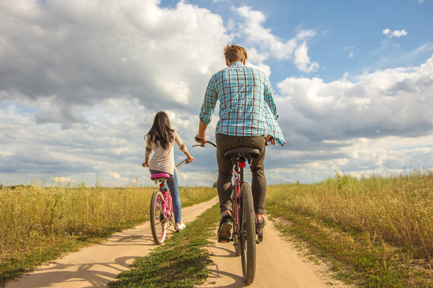 Dışarıda bisiklete binen mutlu çift - Fotoğraf, Görsel