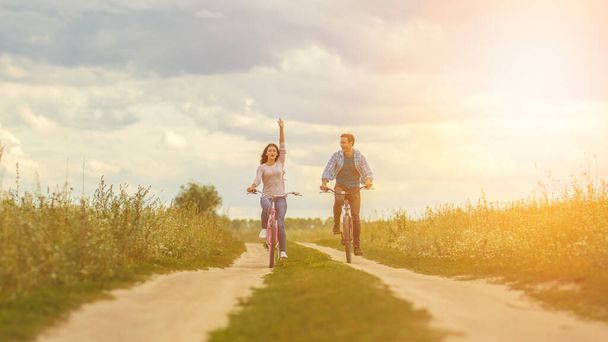 El hombre y la mujer feliz ciclismo al aire libre - Foto, Imagen