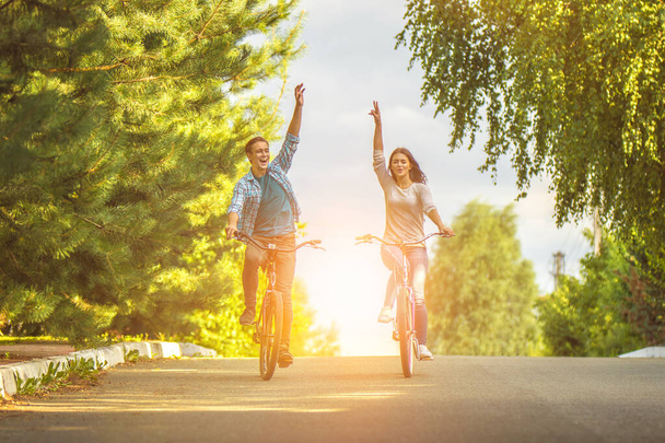 La feliz pareja de ciclistas en el camino - Foto, imagen