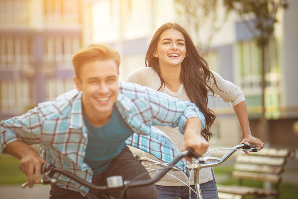Het gelukkige paar op de fiets - Foto, afbeelding