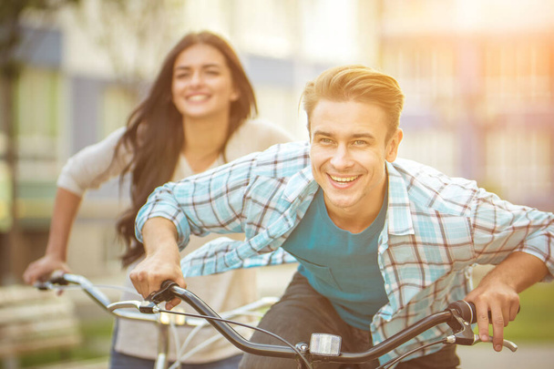 The young couple riding bicycles - Foto, imagen