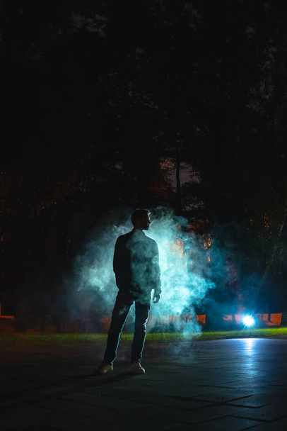 Mužská silueta, stojící v kouři. večerní čas - Fotografie, Obrázek