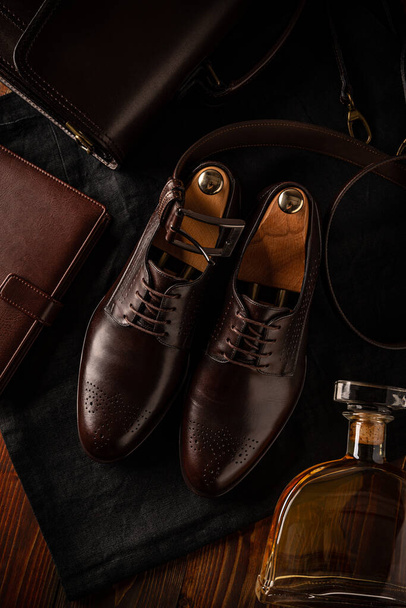 men's shoes on wooden background - Foto, Imagem