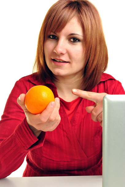 A una joven le gusta esta naranja sana.
 - Foto, imagen