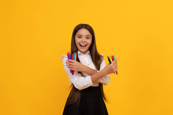 Eğitim yoluyla yaratıcılık. Keçeli kalem uçlu mutlu çocuk. Yaratıcılık geliştiriyor. Sanatsal eğitim - Fotoğraf, Görsel
