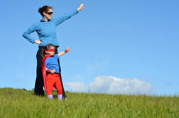 Superheld moeder en kind - Foto, afbeelding