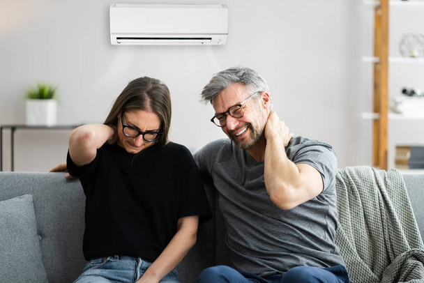 Air Conditioner Couple Sneezing And Having Sore Neck - Valokuva, kuva