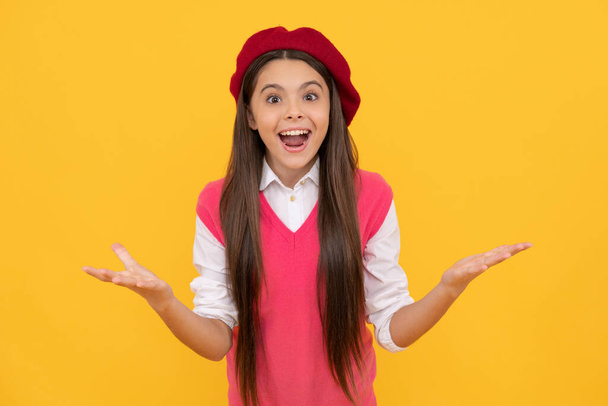 sorpresa adolescente escuela chica en francés boina en amarillo fondo, sorpresa - Foto, Imagen