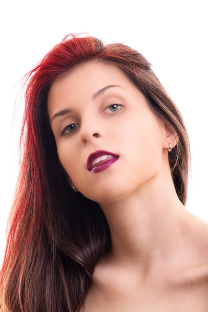 Smyslný portrét krásné zrzavé mladé ženy s jemným, čistým make-upem a červenou rtěnkou, izolované na bílém pozadí. Módní a kosmetický koncept. - Fotografie, Obrázek