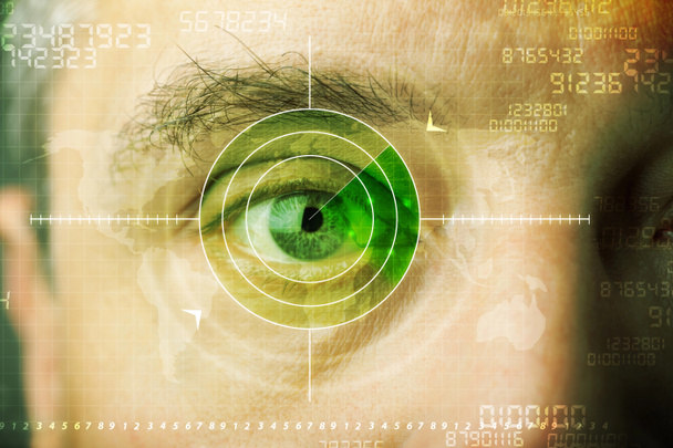 Moderní muž s kybernetickou technologií zaměřený na vojenské oko - Fotografie, Obrázek