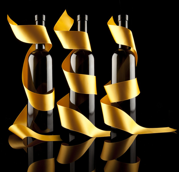 Rubans dorés autour des bouteilles
 - Photo, image