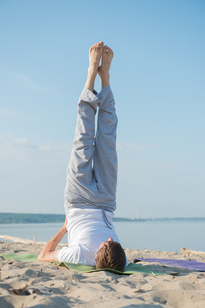 Man practices yoga - Foto, Imagen