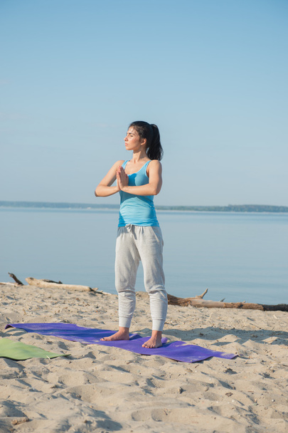 Mujer en meditación de yoga por la mañana
 - Foto, Imagen