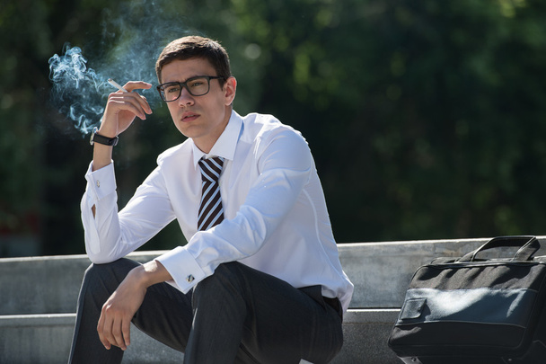 Business man smoking - Foto, immagini