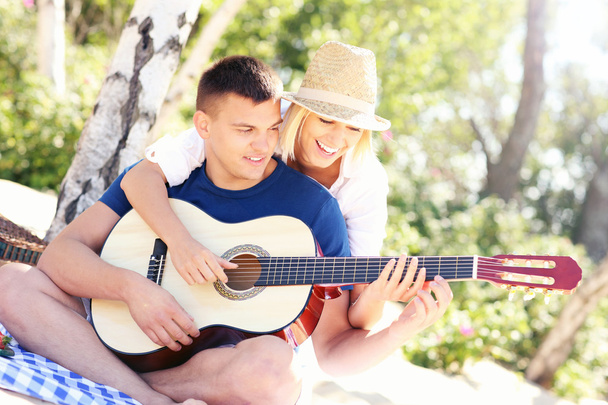 vrolijke paar en gitaar - Foto, afbeelding