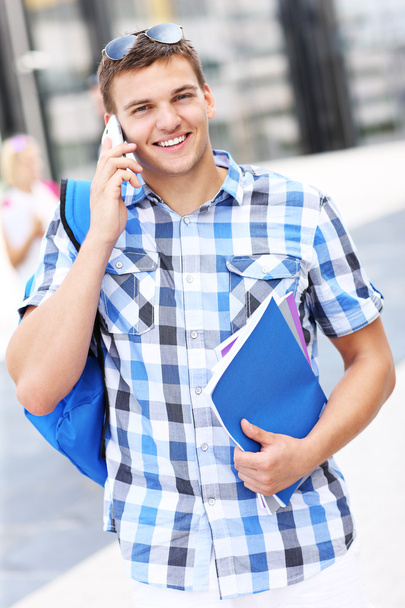 Estudante bonito falando ao telefone
 - Foto, Imagem