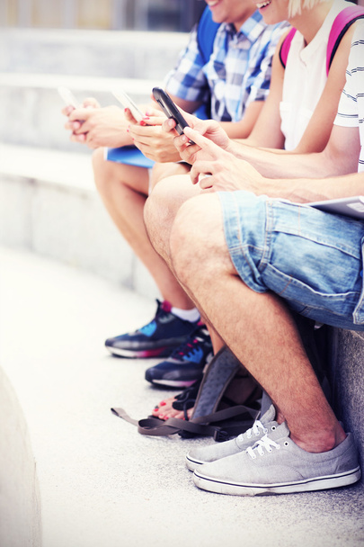Schüler und ihre Smartphones - Foto, Bild
