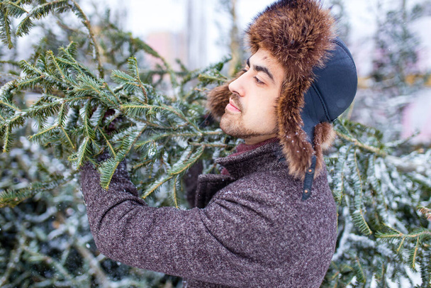 italian man buying Christmas tree at X-mas new year in open air shop - Foto, Imagem