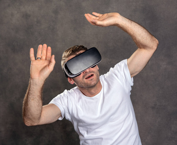 young man with virtual reality glasses looking surprised - Fotografie, Obrázek