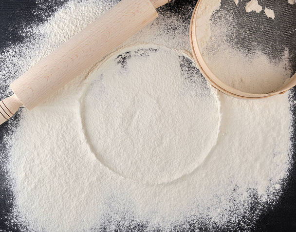 sprinkled white flour, round imprint from sieve, top view - Foto, Bild