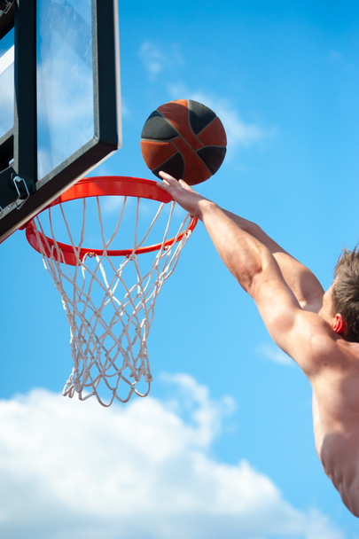 basketbalový hráč hází míč - Fotografie, Obrázek