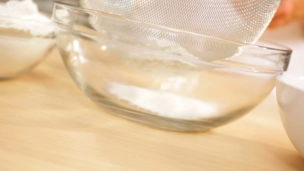 kuchnia biała ekologicznej mąki spooned w ręce sito tylko - Materiał filmowy, wideo