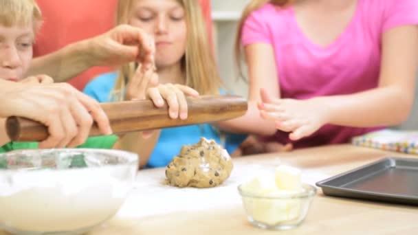 familie op keuken maken van cookies - Video
