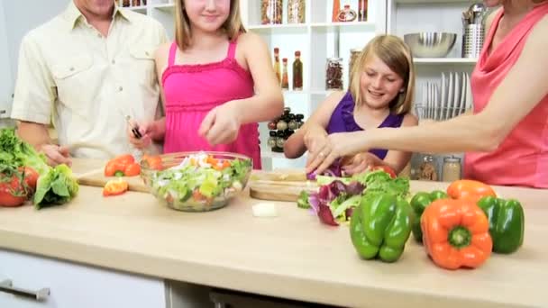 Irmãs ajudando os pais a preparar o jantar
 - Filmagem, Vídeo