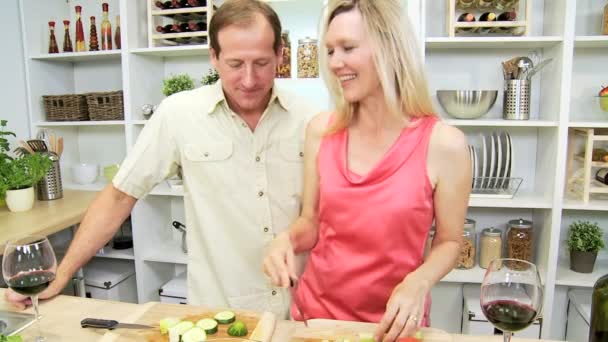 Esposa e marido preparando refeição
 - Filmagem, Vídeo