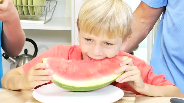 poika vanhempien kanssa syö vesimelonia
 - Materiaali, video